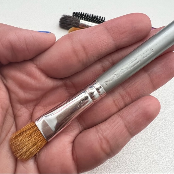 Set of 4 eye brushes-MAC 234, MAC 252SE, Sonia Kashuk 110,RT angled brow/spoolie - Picture 9 of 13